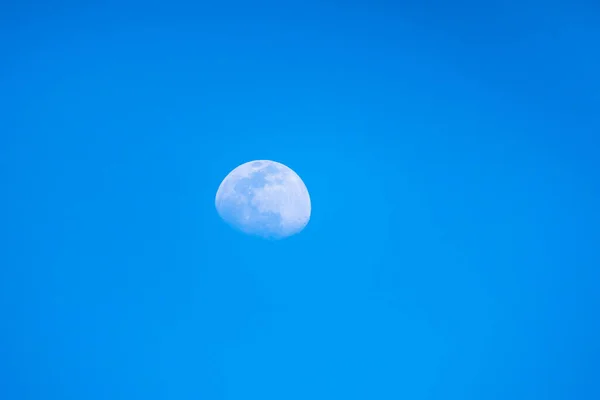 Wazige Maan Blauwe Lucht Van Een Zonnige Dag Maan Met — Stockfoto