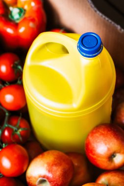 Bir kutu sodyum hidroksit ile meyve kutusu. Meyveyi bir şişe çamaşır suyuyla dezenfekte etmek.