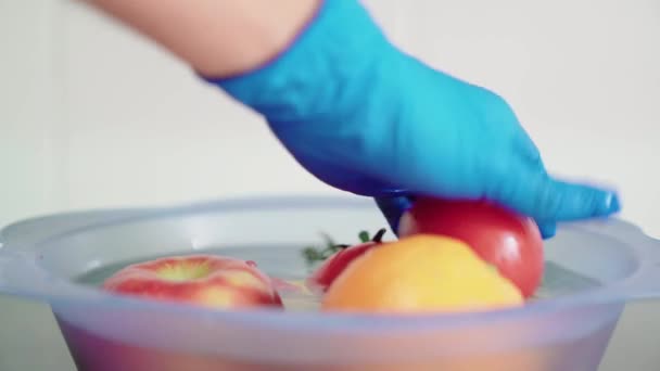 Mano Con Guantes Látex Azul Lavando Diferentes Frutas Tazón Plástico — Vídeos de Stock