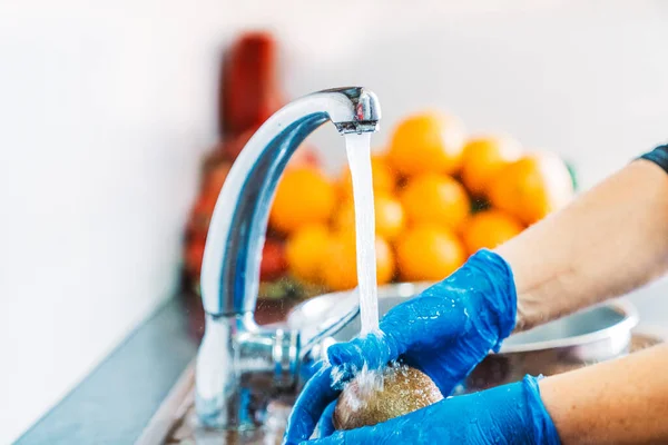 Manos Con Guantes Látex Azul Desinfectando Kiwi Para Descontaminar Fruto — Foto de Stock