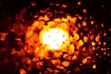 Arka planda güçlü bir ışık bulunan birçok turuncu hücreye sahip bir vücudun içi. Soyut turuncu bokeh arkaplanı.