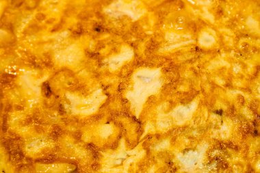 İştah açıcı İspanyol tortillasının arka planı. Yumurta, patates ve soğanlı omletin dokusu ve ayrıntıları..