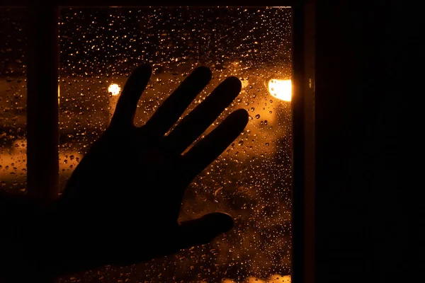 Silhouette Einer Hand Die Nachts Fenster Ruht Mit Dem Warmen — Stockfoto