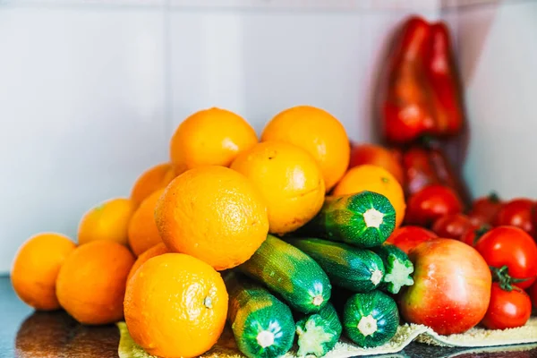 Mutfak mermerinin üstünde meyve ve sebzeleri temizleyip dezenfekte ettim. Taze ve parlak sebzeler ve meyveler.