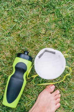 Koronavirüsün yayılmasını önlemek için gerekli önleyici önlemlerle dışarıda yoga pratiği yapıyorum. Parktaki yeşil çimlerde, kopyalama alanı olan zihinsel olarak rahatlatıcı ve kopuk bir kişi..