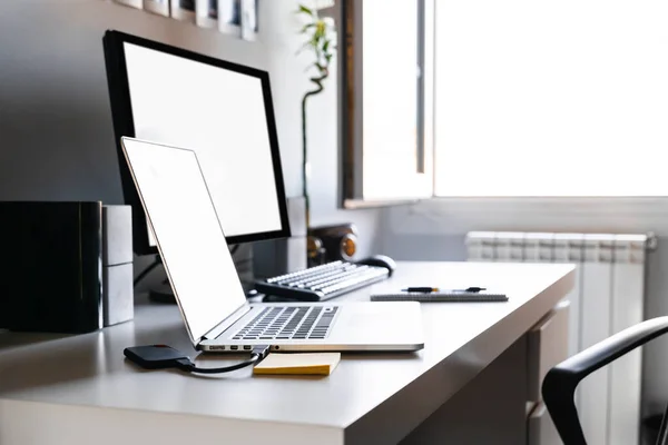 Espaço Trabalho Para Trabalhar Casa Com Dois Computadores Uma Mesa — Fotografia de Stock