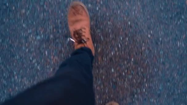 Zenith Syn Fötterna Person Våt Brun Läder Stövlar Promenader Asfalten — Stockvideo