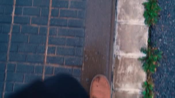 Zenit Widok Stóp Osoby Mokrych Brązowych Skórzanych Butach Spacerujących Wzdłuż — Wideo stockowe