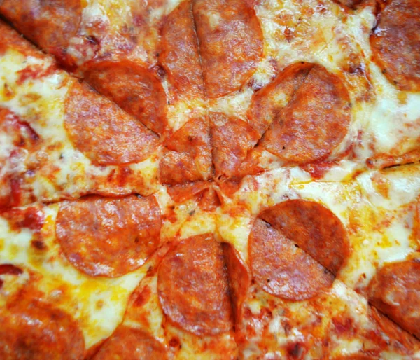 Pizza. Pepperoni con queso. Sabroso aperitivo. El diseño de la — Foto de Stock