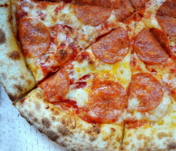 Pizzę. Pepperoni i ser. Smaczna przystawka. Konstrukcja — Zdjęcie stockowe