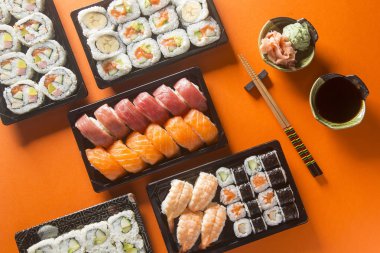 Çeşitli suşi masaları, yukarıdan görünüyor..