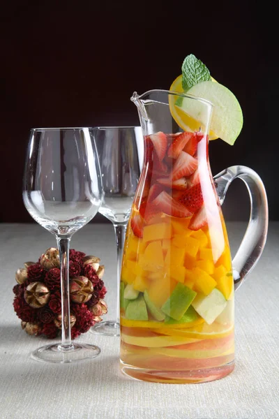 Jarra con ensalada de frutas y vasos — Foto de Stock