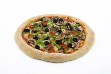 Beyaz arka planda izole edilmiş sebzeli ve pepperonili pizza..