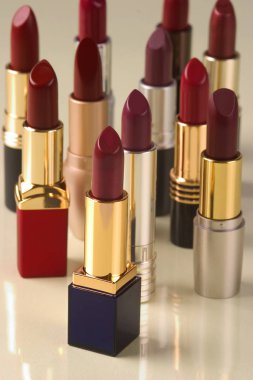 Kırmızı tonlarda birden fazla kadın ruju bileşimi.