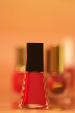 Odaklanmamış arka planı olan tırnak boyalarının bileşimi.