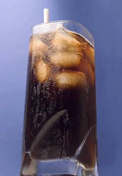 Soda drink cola sett nedifrån i perspektiv med blå bakgrund. — Stockfoto