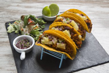 Tacos al pastor, tipik Meksika yemeği..