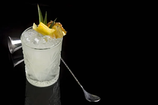 Cocktail mit tropischer Dekoration schwarzer Hintergrund und Platz zum Kopieren. — Stockfoto