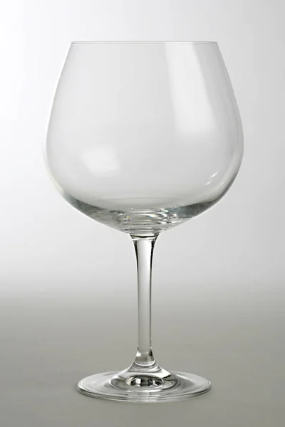 白を基調とした空のワイングラス — ストック写真