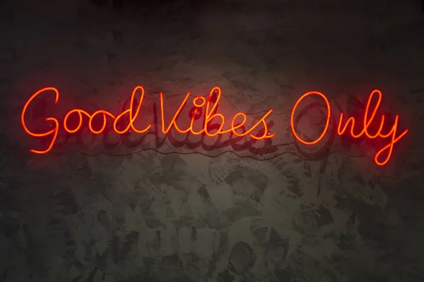 Neon Λέξη Καλή Vibes Μόνο Στην Υφή Του Τοίχου — Φωτογραφία Αρχείου