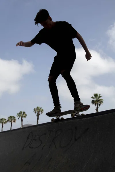 Silueta Mladého Skateboardisty Provádějící Triky Parku — Stock fotografie