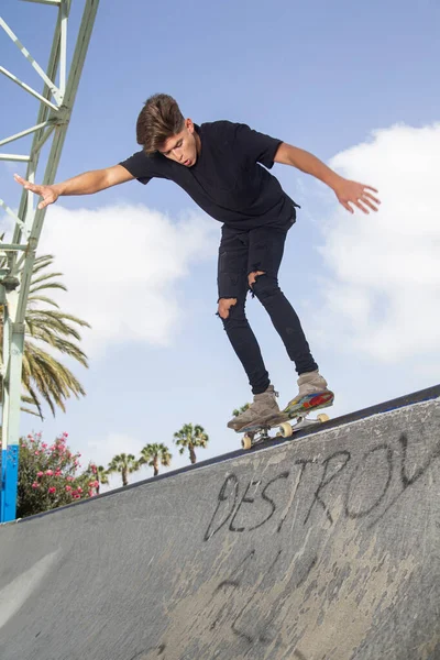 Jovem Skatista Executando Truques Parque Com Fundo Rua Céu Azul — Fotografia de Stock