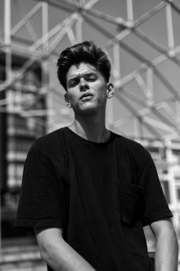 Kötü çocuk yüzlü genç bir mankenin portresi, siyah beyaz fotoğraf..