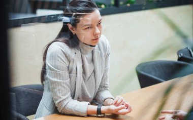 İş görüşmesi. İşe alım görevlisi ve aday iş becerileri hakkında konuşuyorlar. Genç bir kadın aday.
