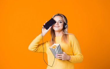 Sinema aboneliği, konsepti. Genç bir sarışın yayın yapan bir serviste film izliyor..