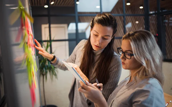 Trabalho em equipe, gerenciamento de projetos, metodologia ágil. Duas jovens empresárias no escritório — Fotografia de Stock