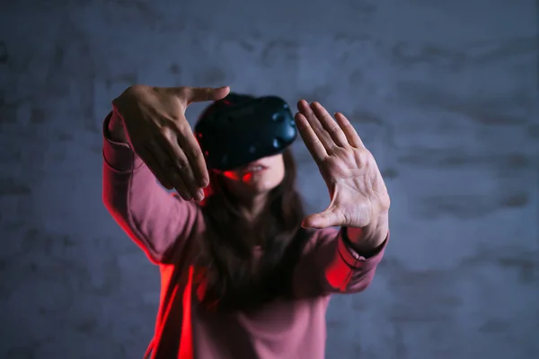 Reinicie. Jovem de óculos virtuais abre os braços em gesto característico. Usa um painel de controle virtual . — Fotografia de Stock