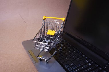 E-Ticaret. Çevrimiçi alışveriş, dizüstü bilgisayarda alışveriş arabası.