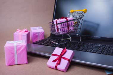İnternetten hediye almak. Online alışveriş, satış ve e-ticaret.