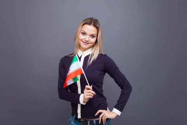 Einwanderung und Fremdsprachenstudium, Konzept. Eine junge lächelnde Frau mit einer iranischen Flagge in der Hand. — Stockfoto