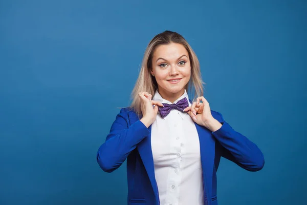 Feliz joven sonriente en azul sobre fondo azul. Retrato amistoso de negocios — Foto de Stock