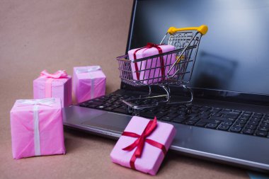 İnternetten hediye almak. Online alışveriş, satış ve e-ticaret.