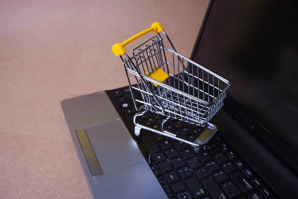 Comercio electrónico. Compras en línea, carrito de compras en el teclado portátil . — Foto de Stock