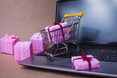 İnternetten hediye almak. Online alışveriş, satış ve e-ticaret.
