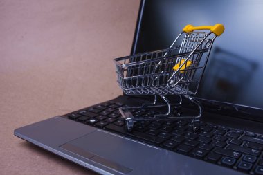 E-Ticaret. Çevrimiçi alışveriş, dizüstü bilgisayarda alışveriş arabası.