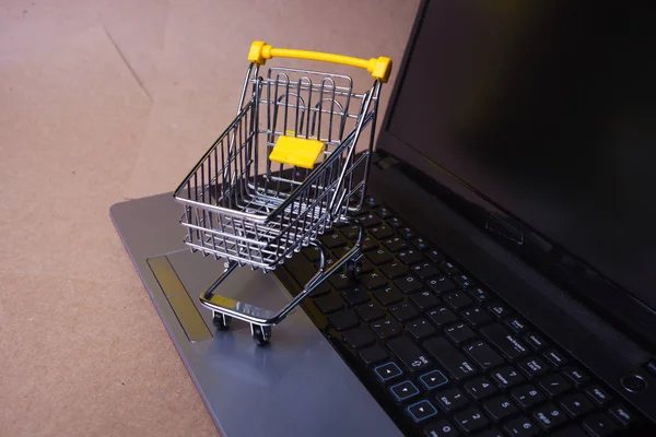 Handel elektroniczny. Zakupy online, koszyk na klawiaturze laptopa. — Zdjęcie stockowe
