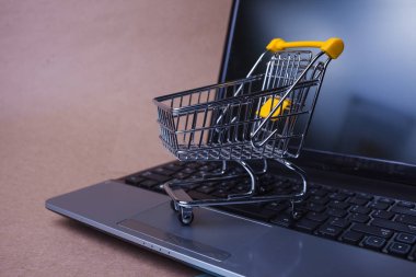 E-Ticaret. Çevrimiçi alışveriş, dizüstü bilgisayarda alışveriş arabası.