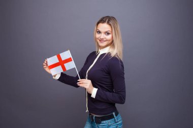 Göçmenlik ve yabancı dil eğitimi, konsept. Elinde İngiltere bayrağı olan gülümseyen genç bir kadın..