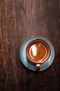 Dokulu ahşap tezgahta bir fincan aromatik Americano kahvesi. Laconic natürmort,