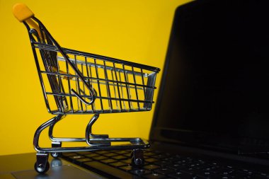 Online satışların sonu. Çevrimiçi alışveriş, dizüstü bilgisayarda alışveriş arabası.