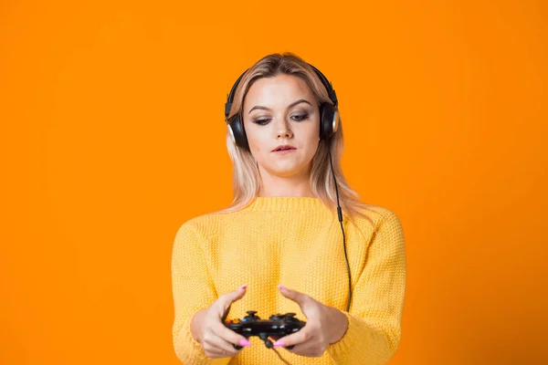 Chica gamer. Jugar juegos de ordenador, un hobby moderno y deporte . — Foto de Stock