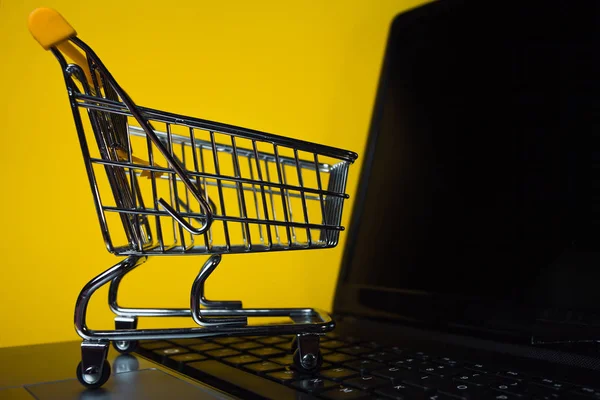 Online satışların sonu. Çevrimiçi alışveriş, dizüstü bilgisayarda alışveriş arabası.