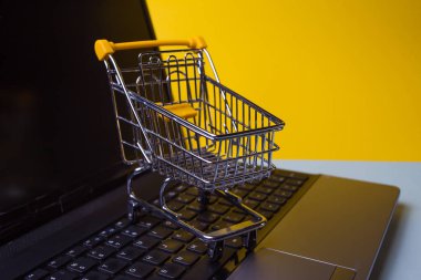 E-Ticaret. Çevrimiçi alışveriş, dizüstü bilgisayarda alışveriş arabası.