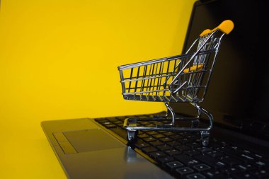 E-Ticaret. Çevrimiçi alışveriş, dizüstü bilgisayarda alışveriş arabası.