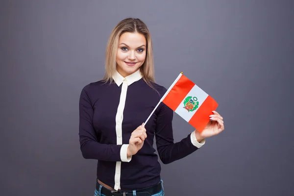 이민과 외국어 공부, 개념. 손에 페루 국기를 들고 웃고 있는 젊은 여자 — 스톡 사진