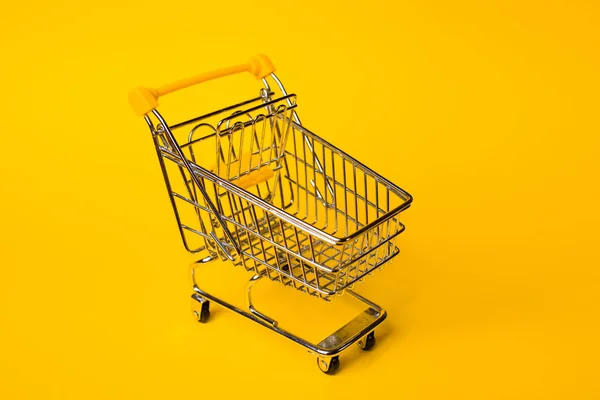 Nákupní košík koncept nakupování a prodeje, maloobchod a obchody. — Stock fotografie